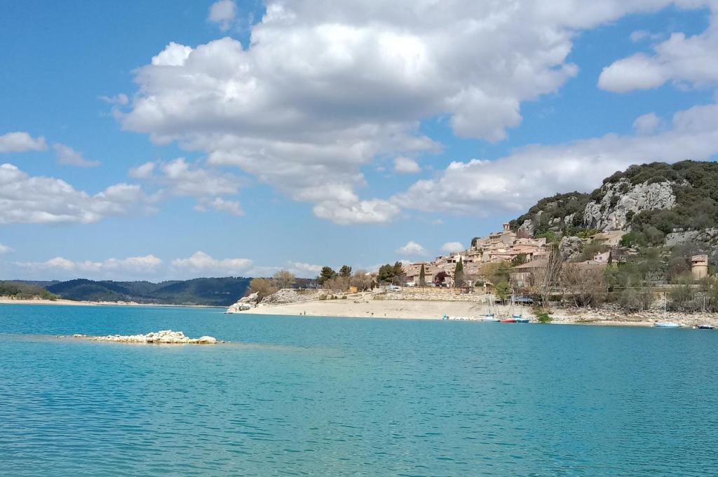 博迪昂Villa Castellane的海滩景水体
