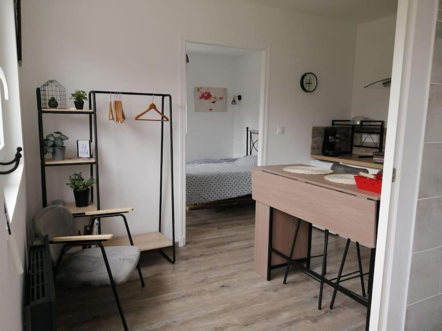 Le petit Loir, gîte sur la Loire à vélo的一间带书桌的房间和一间带床的卧室