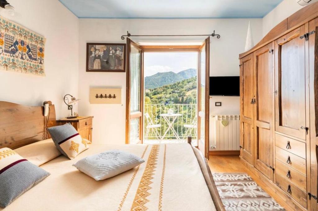 UrzuleiB&B Su Biancu - Sardinian Experience的一间卧室设有一张床和一个大窗户