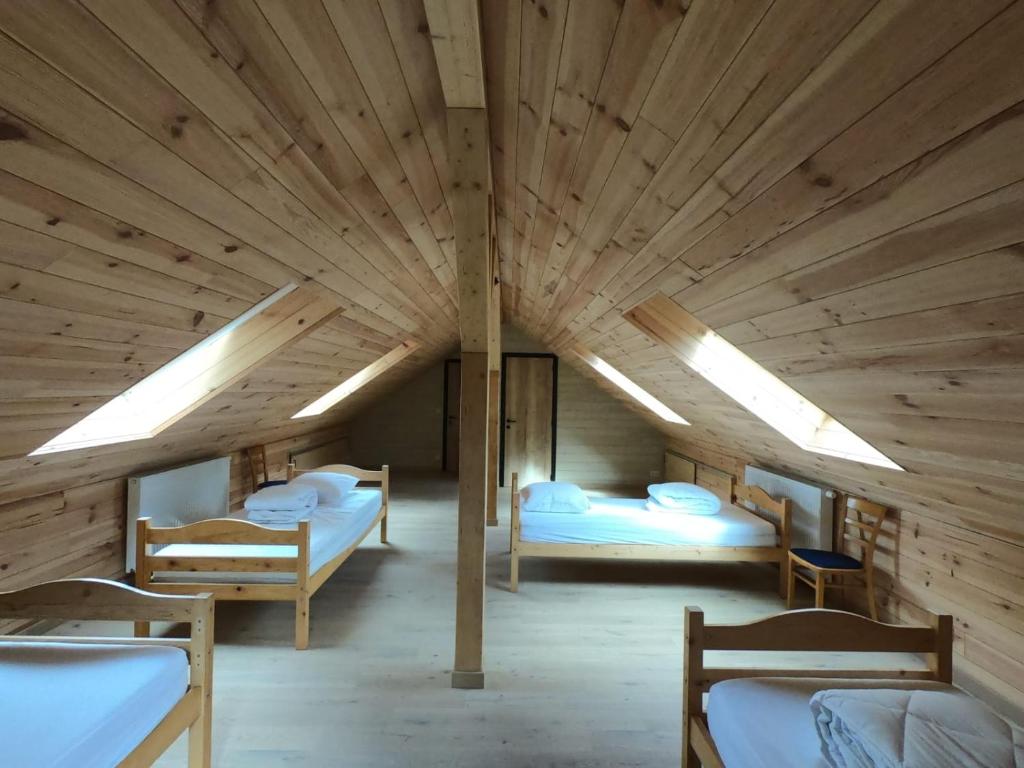 巴斯托涅Cosy chalet in nature的大型木制客房,配有三张床