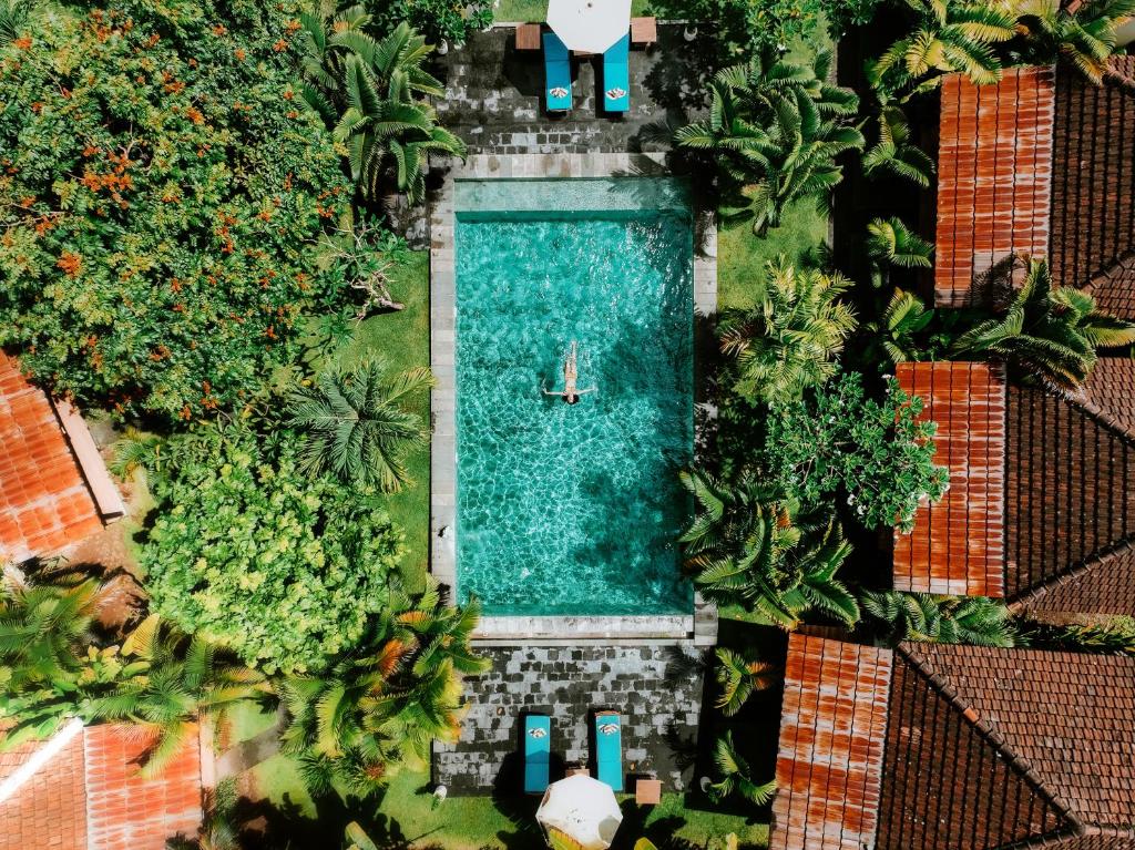 孟威Agung Wiwin Homestay & Restaurant的游泳池的顶部景色,其中有一条船