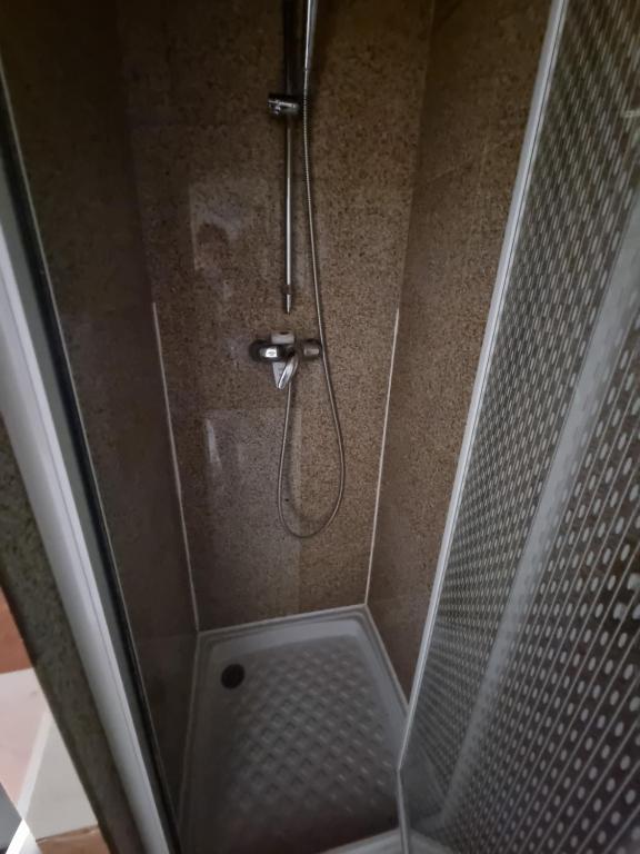 巴黎AUTEUIL PASSY的浴室内配有淋浴和头顶淋浴