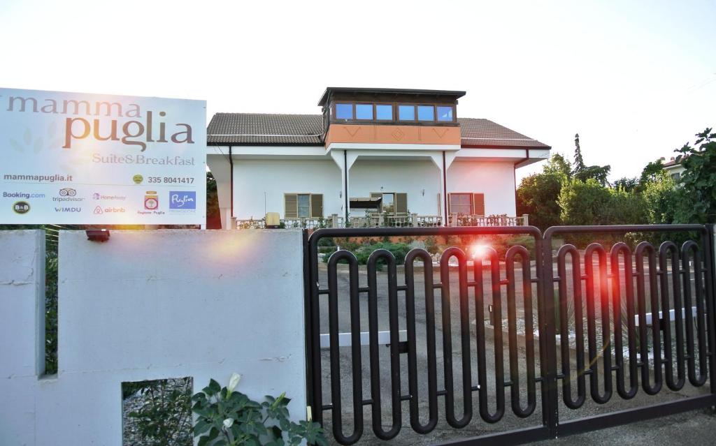 圣埃拉莫因科莱Mamma Puglia Suite & Breakfast的前面有围栏的房子