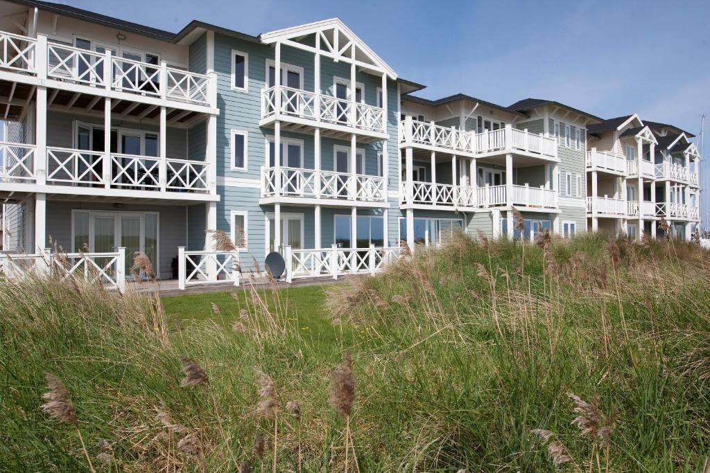 海勒富特斯勒斯Beachhotel Cape Helius的海滩上一排公寓楼