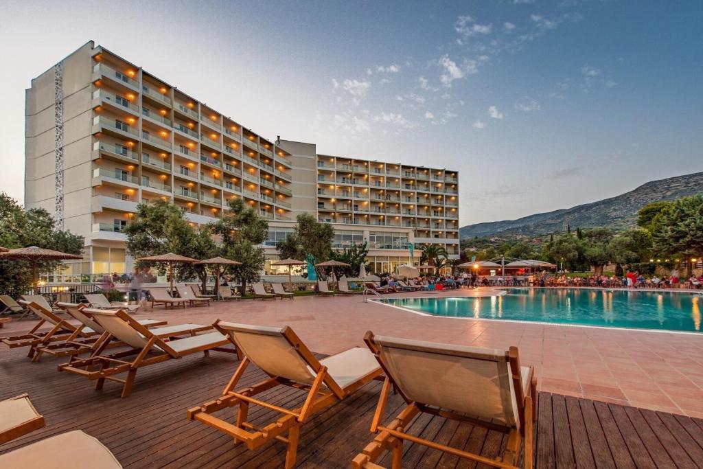 阿马林索斯Evia Riviera Resort的一个带椅子和游泳池的酒店