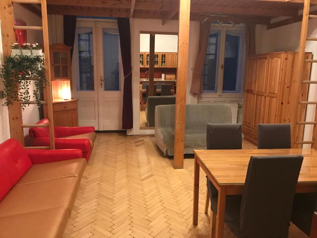 布达佩斯泽内斯豪斯公寓的客厅配有沙发和桌子