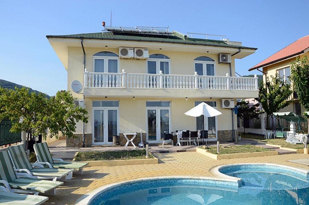 圣弗拉斯Вила Жаклин - Private House Jaklin with Pool的一座带游泳池和房子的别墅