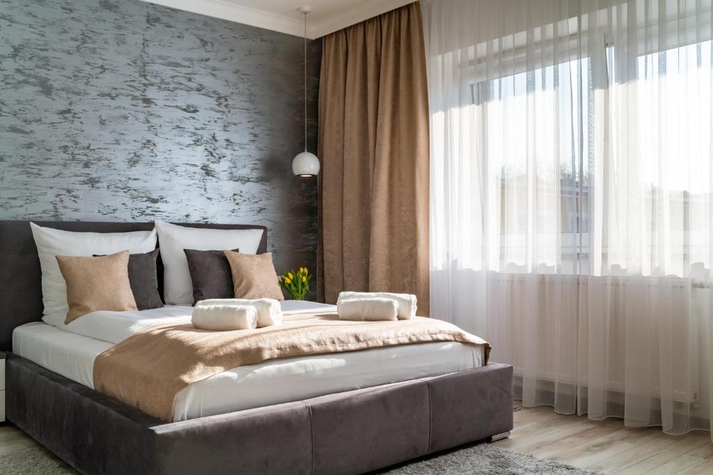 斯维诺乌伊希切Panorama Park的一间卧室设有一张大床和砖墙