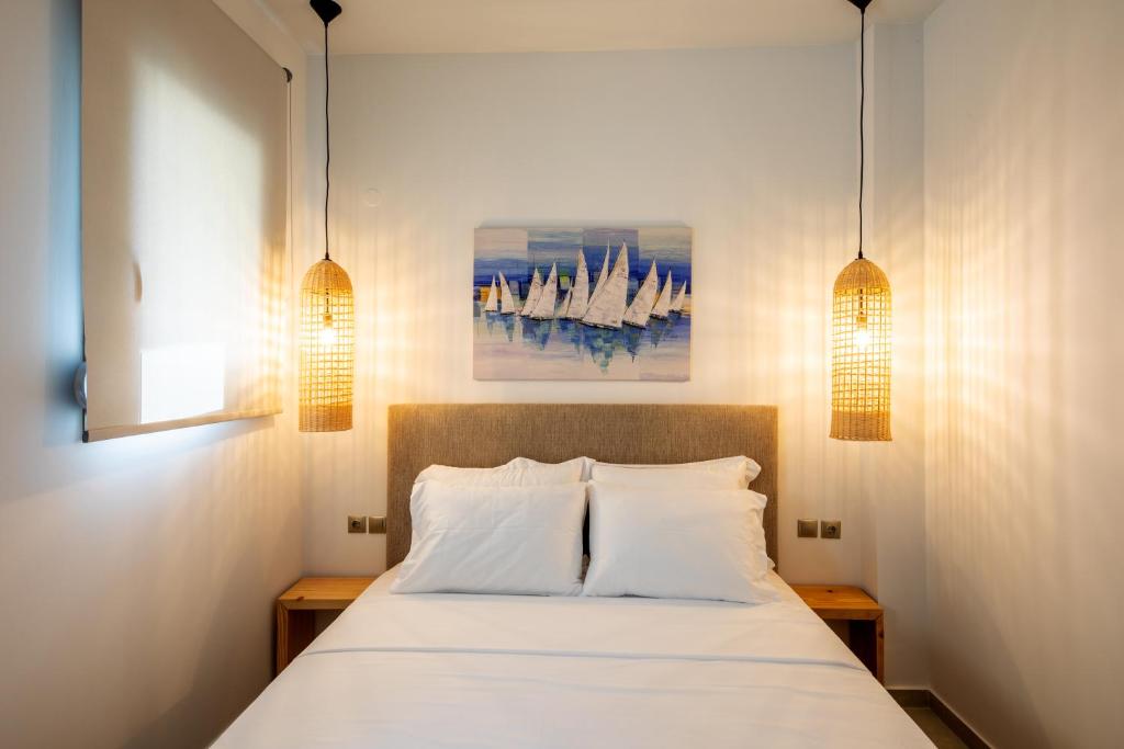 库佛斯港portokoufovillas的卧室配有带两盏灯的白色床