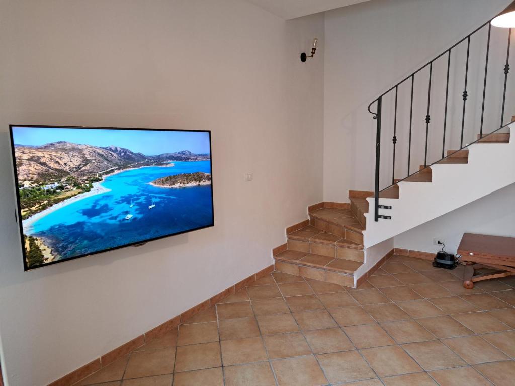 圣特雷莎加卢拉Santa Teresa Gallura Green House的客厅的墙上配有平面电视。
