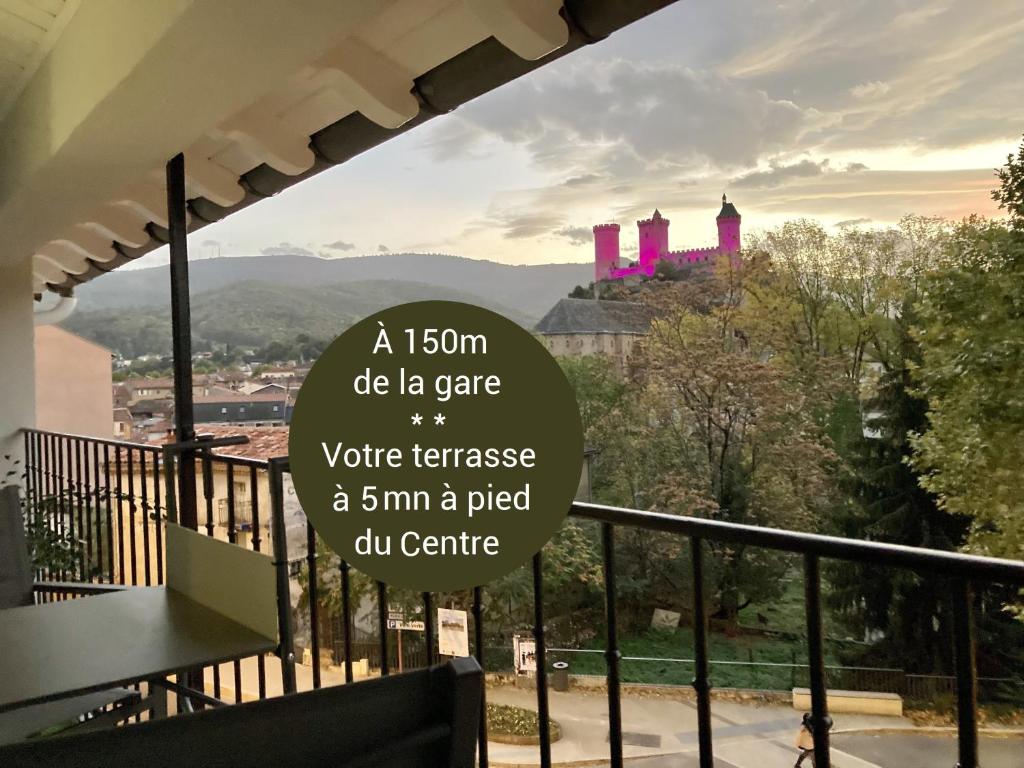 富瓦Studio Le Roof - Une vue splendide - Petit déjeuner inclus 1ère nuit - AUX 4 LOGIS的读到关爱你露台的标志