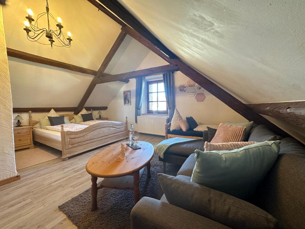 LindLandhaus Tannenhof的客厅配有沙发和桌子