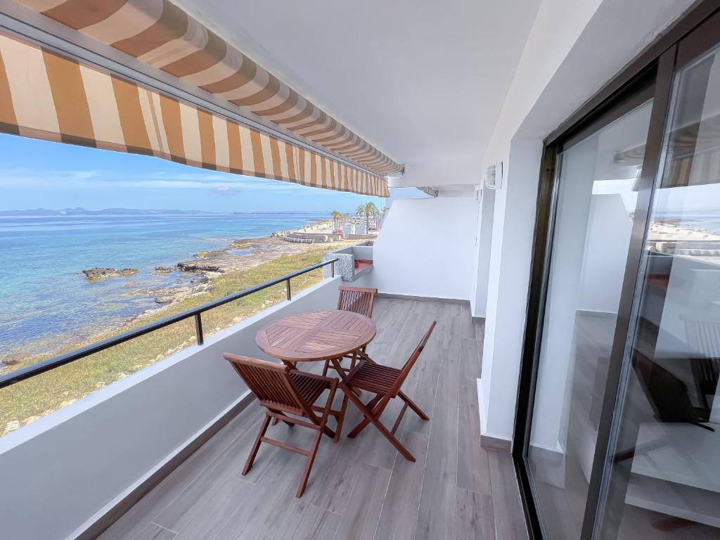 拉萨维纳Turquesa & Ambar Apartments Formentera的一个带桌椅的海景阳台