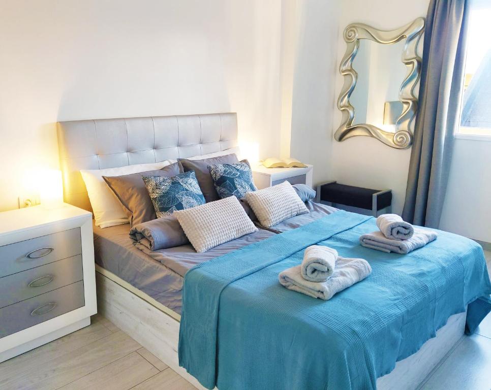 美洲海滩Torres Del Sol Luxury Las Americas的一间卧室配有带毛巾和镜子的床