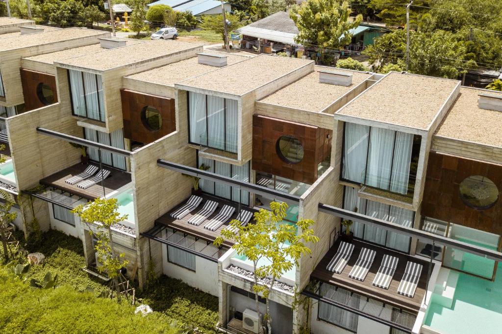 北碧Fallingwater Pool Villa by Cross River Kwai的公寓大楼的空中景致