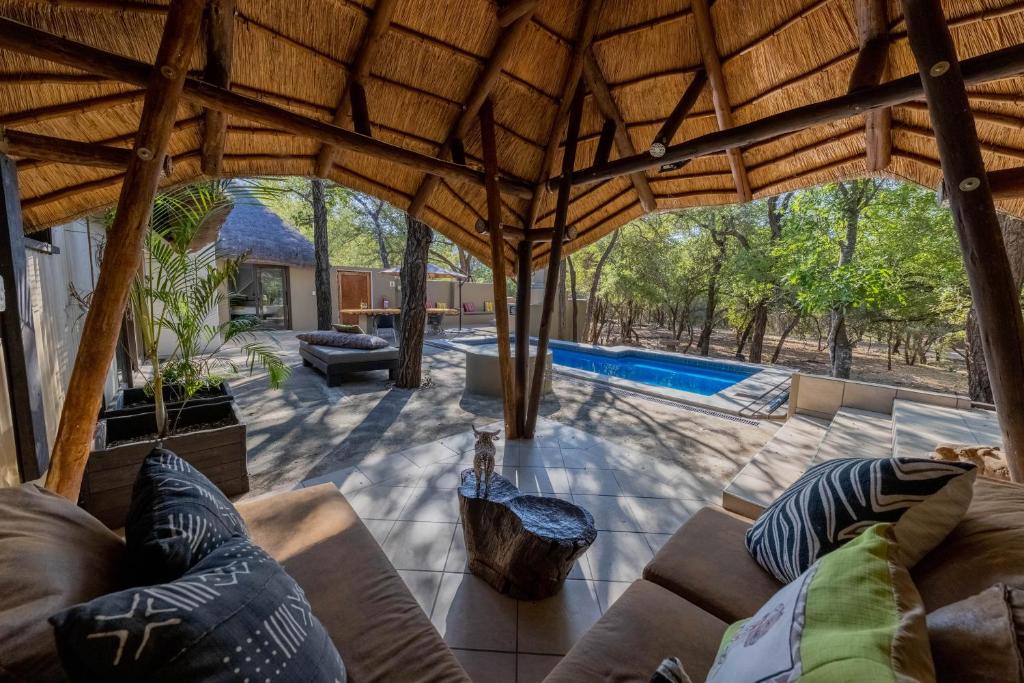 玛洛斯帕克African Sky Villas的户外客厅设有大型木制凉亭