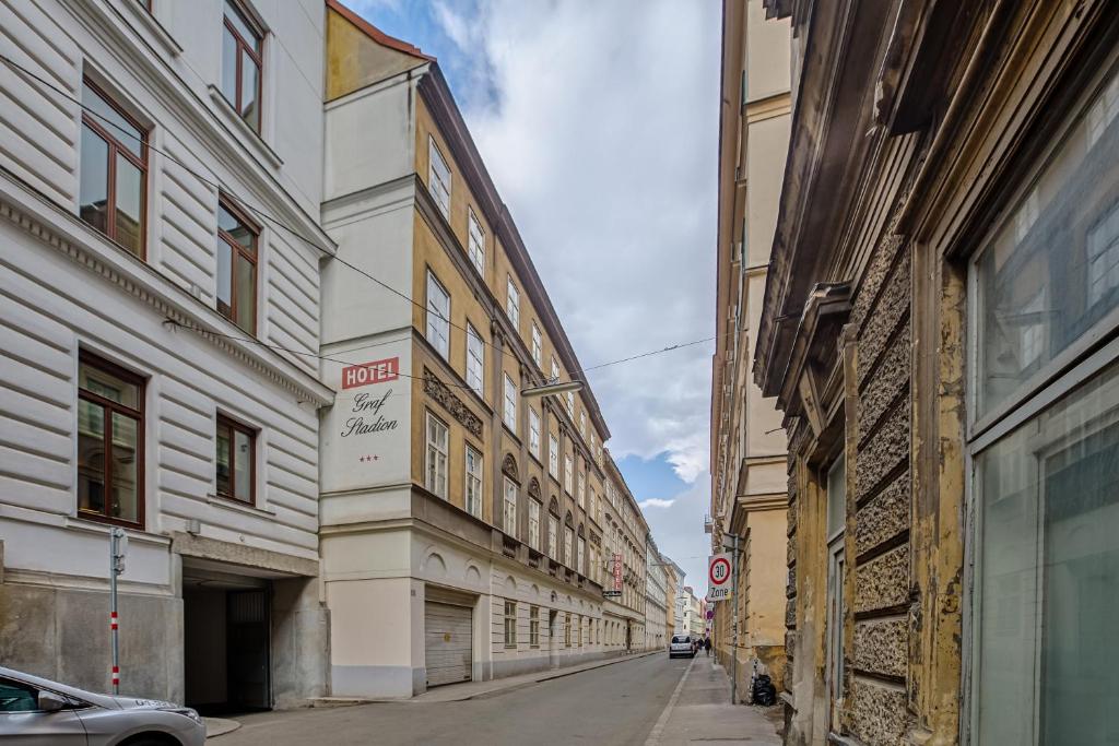 维也纳格拉夫体育场酒店的城市中一条空荡荡的街道,有高大的建筑
