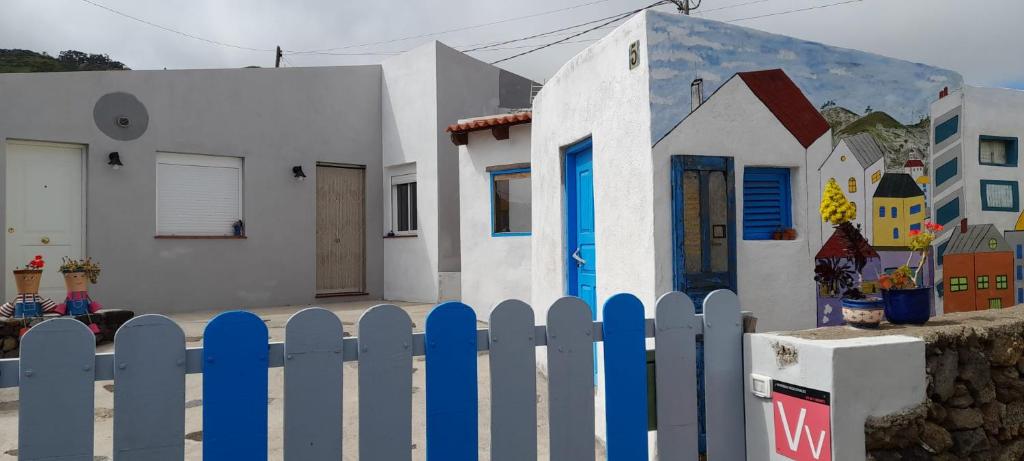 IsoraCASA LA LUNA的房屋前的白色和蓝色围栏