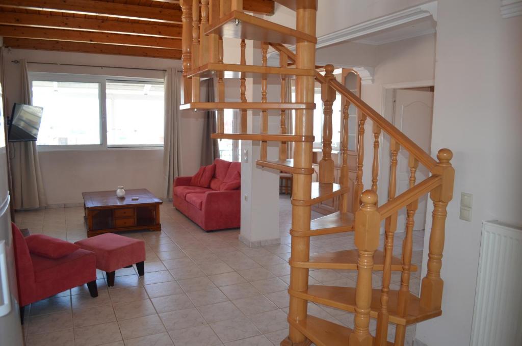 扎金索斯镇阿纳斯塔西娅公寓的客厅的木制螺旋楼梯