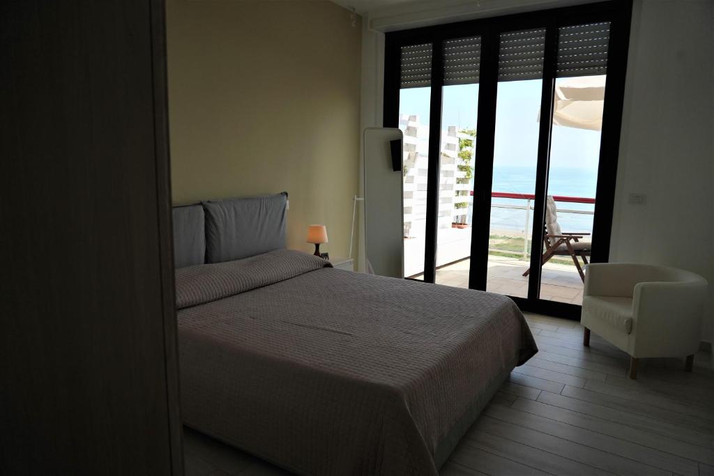 泰尔莫利SunRise Apartments的一间卧室配有一张床,享有海景