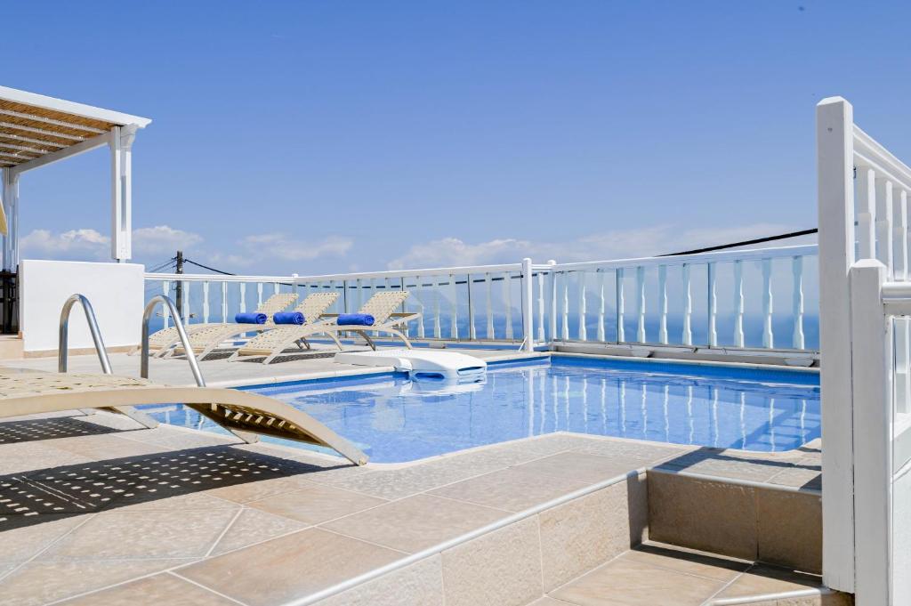 费拉Amerisa Suites & Villa的屋顶上的游泳池