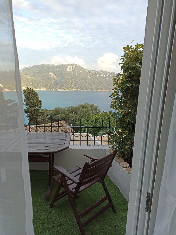 埃费奥纳斯Vita vi的美景阳台,配有桌椅