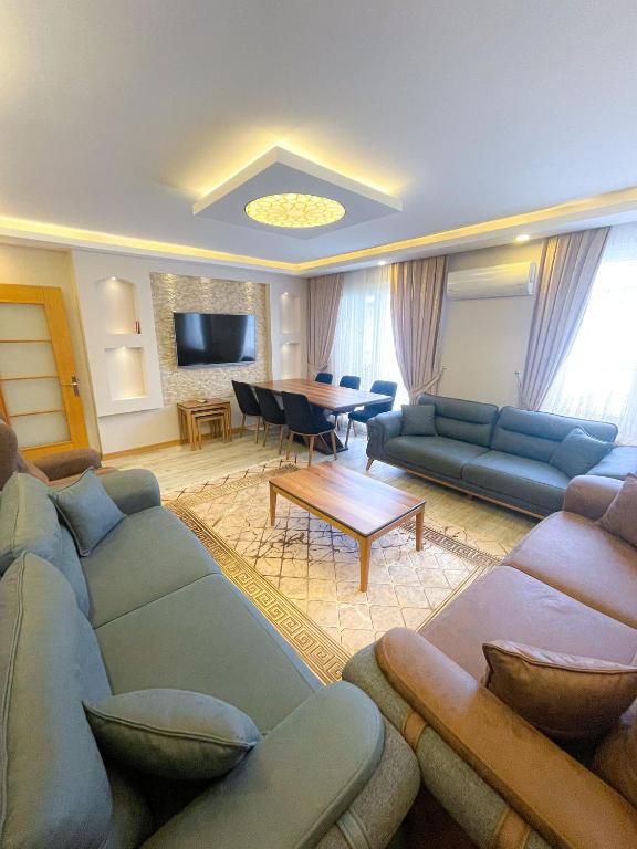 伊斯坦布尔Super value的客厅配有沙发和桌子