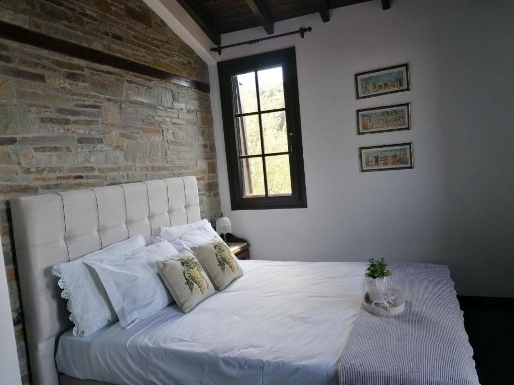 马罗尼亚Maronia Luxury Villa的卧室配有白色的砖墙床