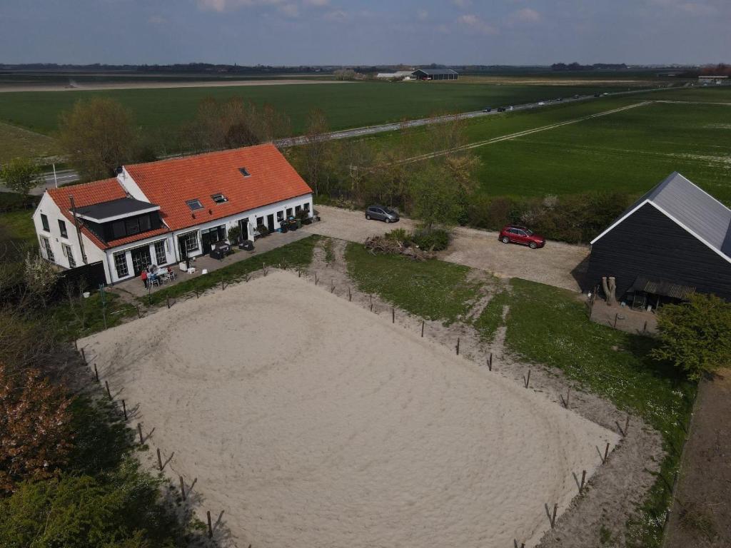 巴勒哈姆斯泰德Het Tinkerparadijs, paarden, rust en ruimte.的享有大海滩房屋的空中景致