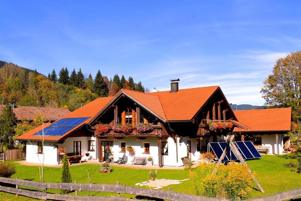 Landhaus Alpenstern的一座带橙色屋顶和庭院的房子