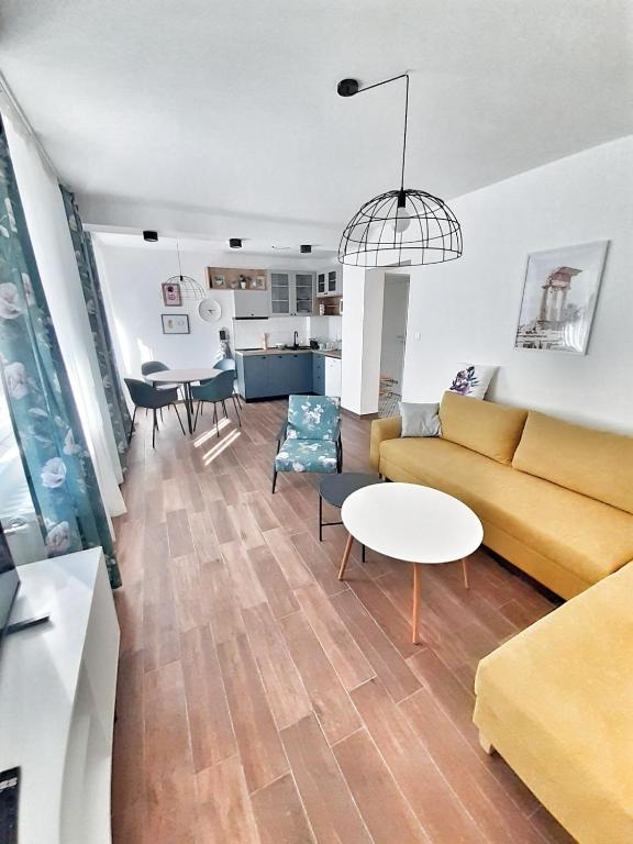 斯科普里Home Apartment LUNA的客厅配有沙发和桌子