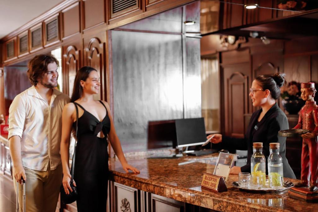 亚松森Nobile Suites Excelsior Asuncion的三人站在厨房里