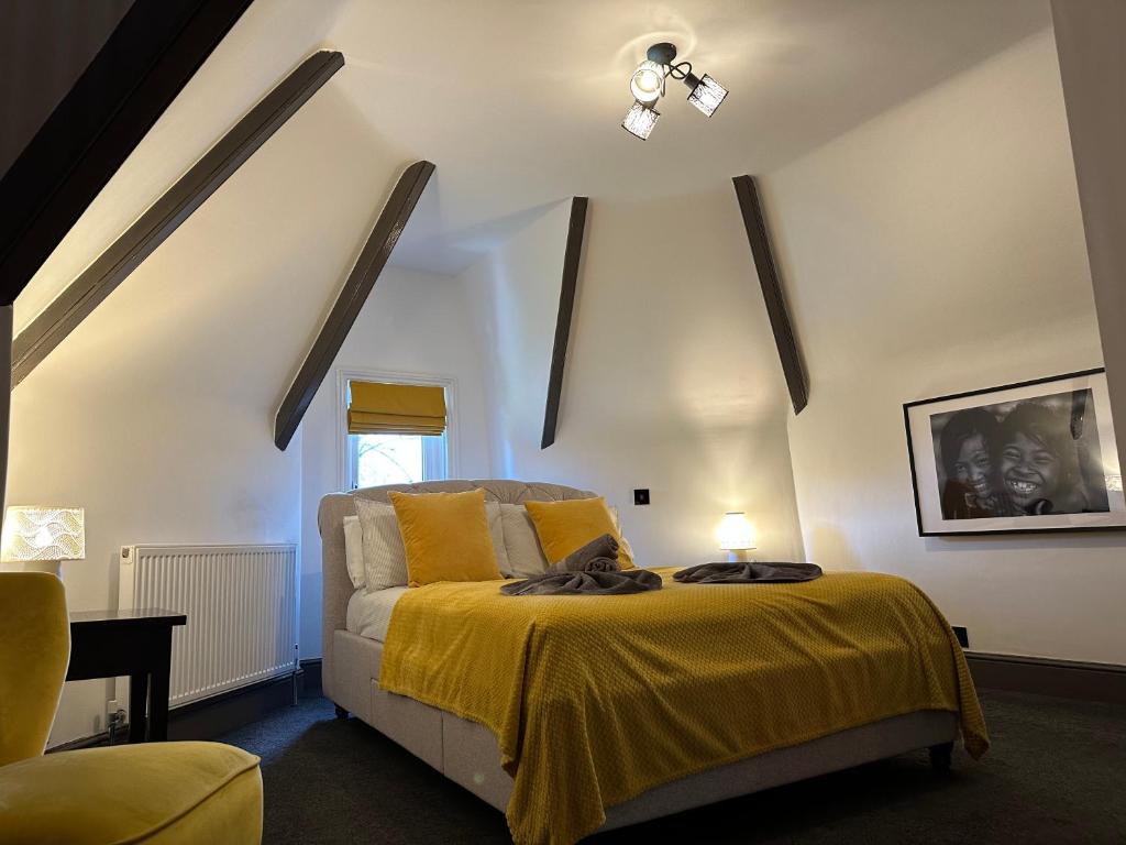 托基Green Corner Villa - No.5 Walls Hill Apartment的一间卧室配有一张黄色毯子床