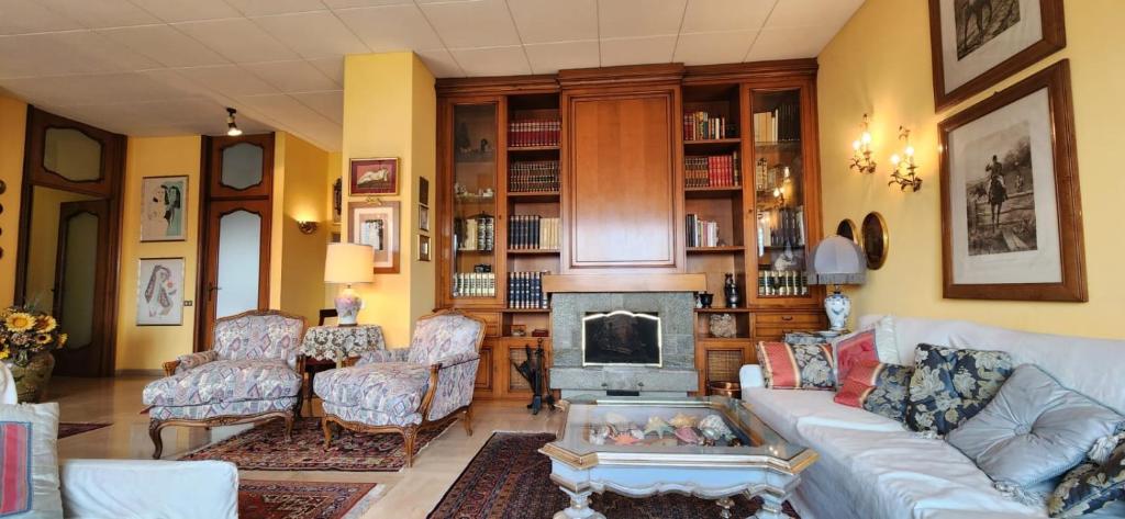 亚历山德里亚Sunflower House的带沙发和壁炉的客厅