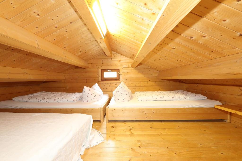 福森Blockhaus Säuling - Haus Elise Apartments的小木屋内带两张床的房间