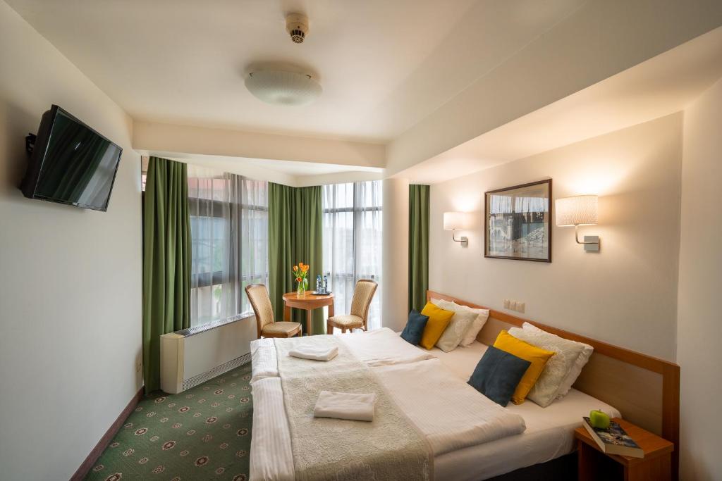 克拉科夫瑟斯亚酒店的酒店客房设有一张大床和一张桌子。