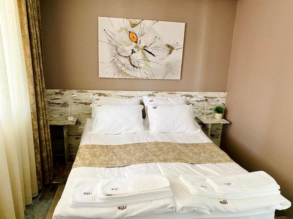 布拉戈耶夫格勒Kiki Home的一间卧室配有带白色床单和枕头的床。