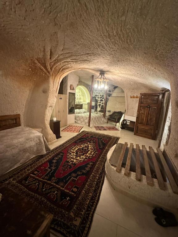 乌奇希萨尔Uchisar Cave House的一间卧室配有床、沙发和地毯。