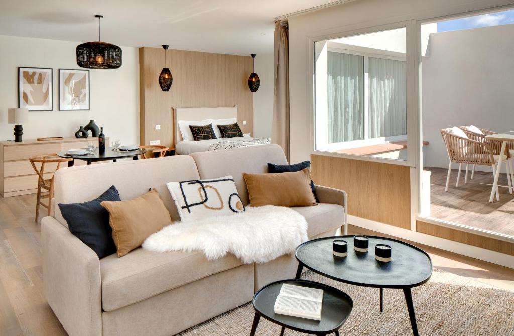 科利尤尔Les Appartements de Collioure的客厅配有沙发和1张床