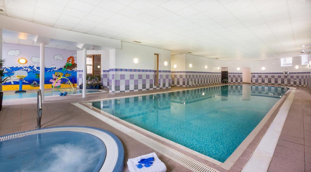 科克科克市尚登马德龙酒店的在酒店房间的一个大型游泳池