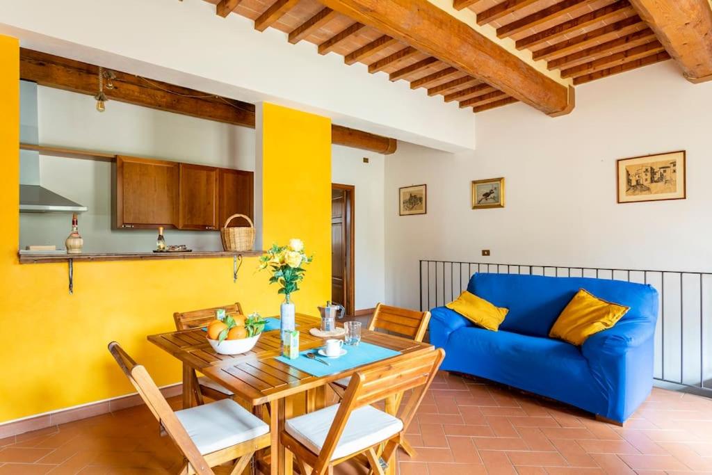 蒙泰斯佩尔托利La Casa nel Borgo 418 con garage的客厅配有蓝色的沙发和桌子