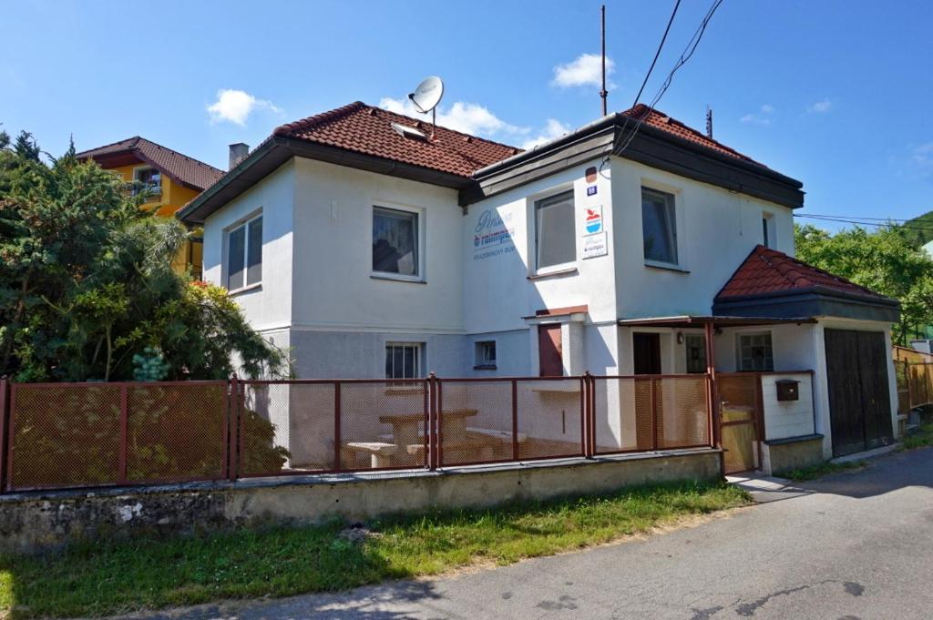 Podkopná LhotaPrázdninový dům-Pension ROLIMPEX的前面有栅栏的白色房子
