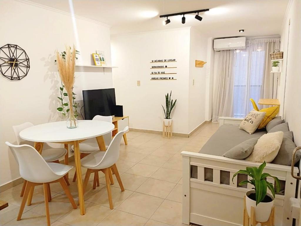 科尔多瓦NUEVA CORDOBA Apartamento ILLIA, Excelente ubicación!!!的客厅配有床和桌椅