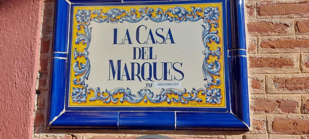 Cazalegas 马奎斯度假屋的砖墙边的标志
