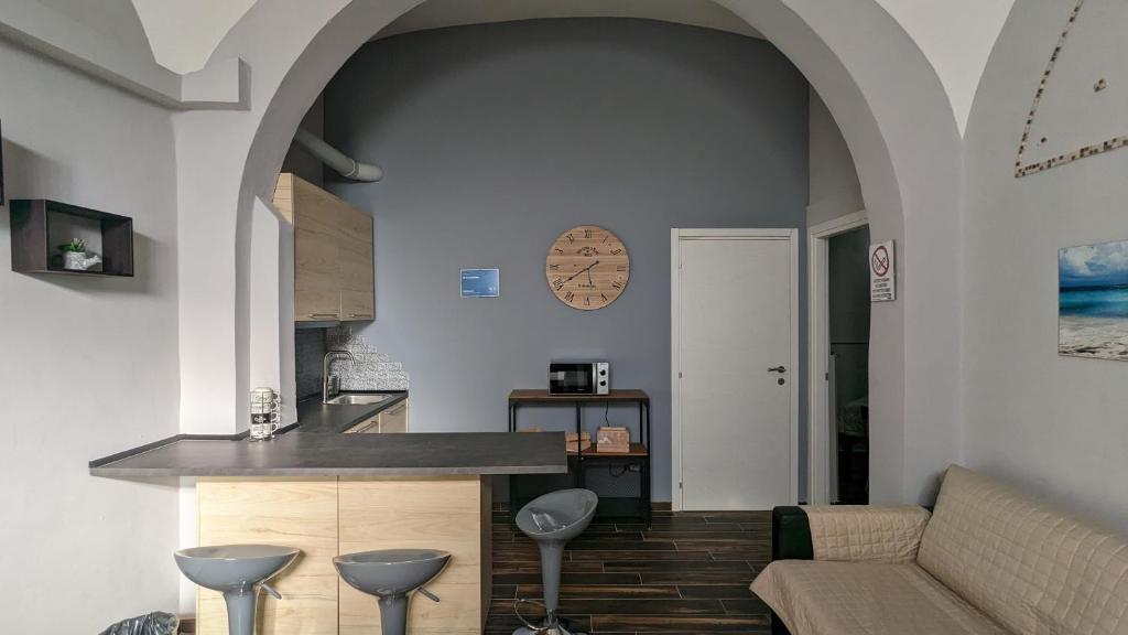 奥托纳IL Castelletto的一间厨房,内设一个柜台和凳子