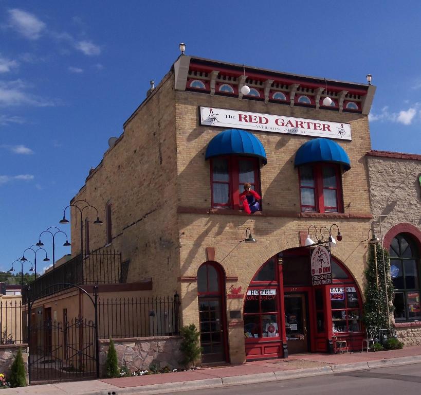 威廉姆斯红色袜带住宿加早餐旅馆的上面有红色卡捷标志的建筑