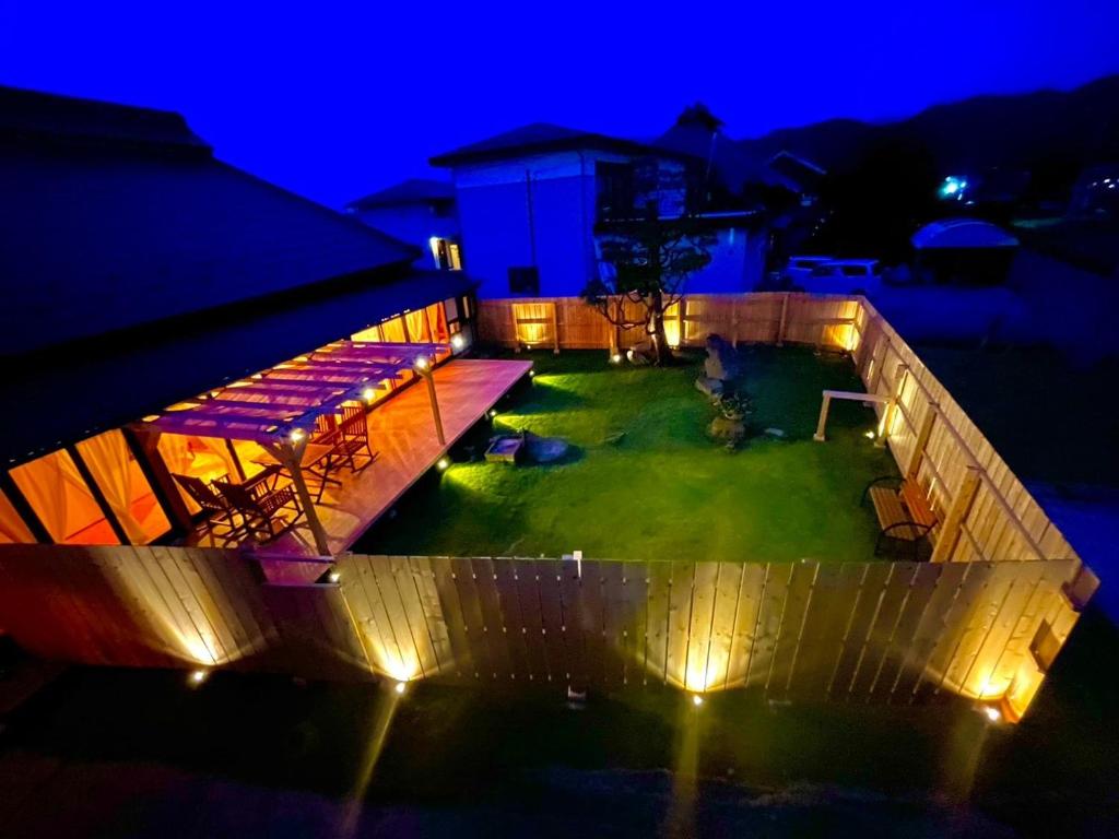 长野vintagehouse1925Bali - Vacation STAY 14502的夜间享有后院的空中景致,配有灯光