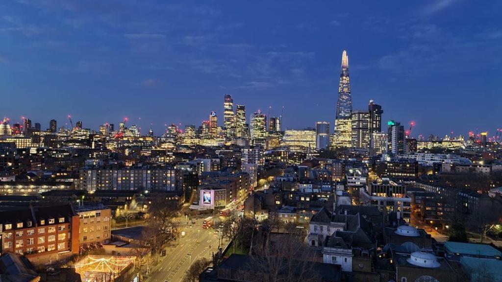 伦敦Manhattan Pad by condokeeper的享有城市天际线的美景。