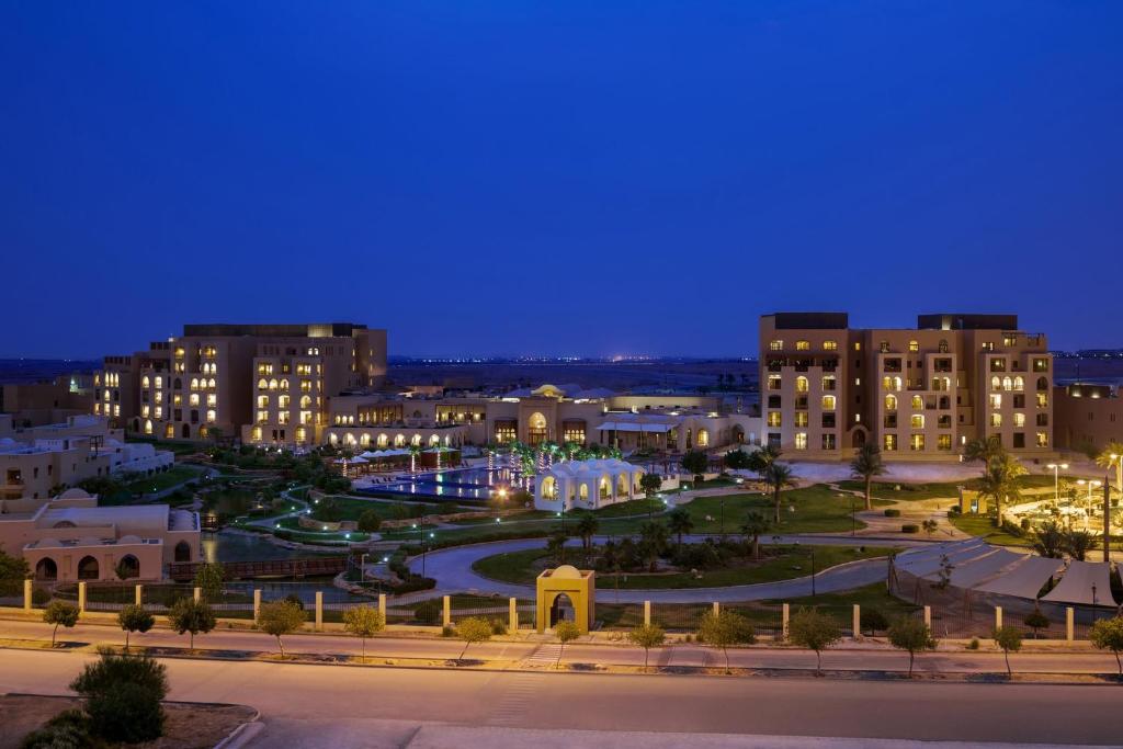 利雅德InterContinental Durrat Al Riyadh Resort & Spa, an IHG Hotel的夜晚的城市景观