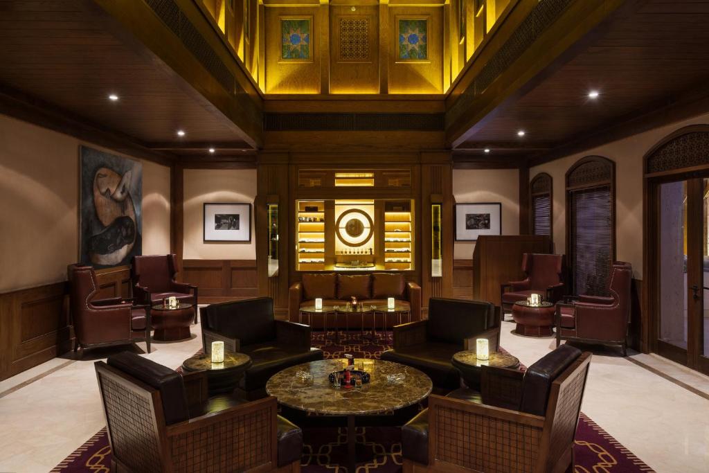 利雅德InterContinental Durrat Al Riyadh Resort & Spa, an IHG Hotel的大堂设有带椅子和桌子的等候室